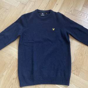 Tja! Jag säljer nu min lyle & scott tröja i ull material och storlek S. Knappt använd varav det utmärkta skicket. Nypris 1500kr. Mitt pris 650kr. Tveka inte på att skriva till mig vid frågor och funderingar! 