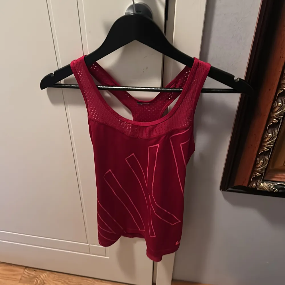 Säljer denna rosa träningströja från Nike som jag har växt ur. Ser ut som ny, och har använt den fåtal gånger. Tvättar och stryker innan jag postar. Priset kan diskuteras vid snabb affär. . Hoodies.