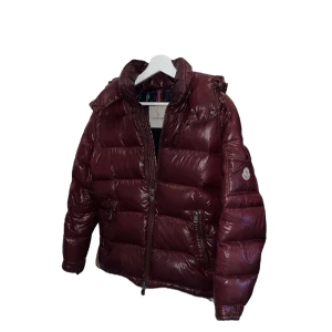 Moncler maya  - Moncler maya - Vinröd  Storlek: 0 (S)  Cond: 8,5/10 cartoon lös  Pris:  5500:-   Skriv pm för mer information