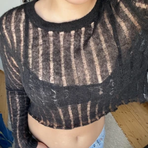 Svart topp - Så cool svart topp. Det är en avklippta tröja, pga gillade inte längden innan. Den är som ni ser genomskinlig och kan stylas på många olika sätt. 🩷🩷