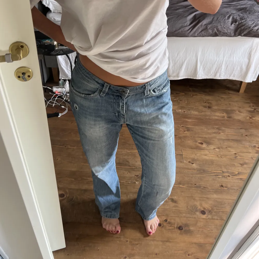 supersnygga low waisted och sköna jeans. De hänger löst vid midjan på mig som har S/M!! Köptes second hand. Jeans & Byxor.