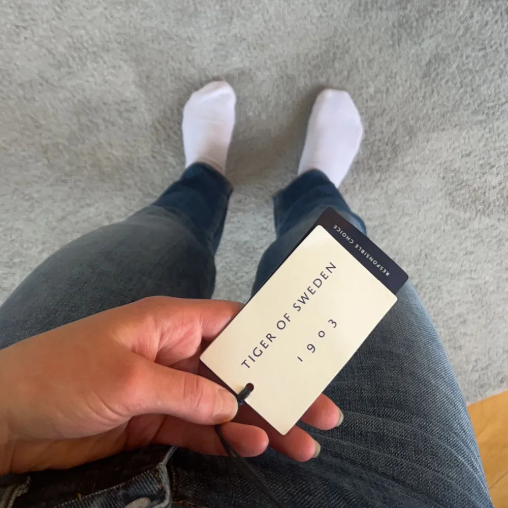 Säljer mina helt nya och endast provade tiger of sweden jeans. En av ugglorna till skärpet är sönder, därav sänkt pris. Dom är i storlek 28/34 men passar lika bra till en 35. Orginalpris - 1700kr🩷. Jeans & Byxor.