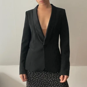 Kavaj  - Svart ny kavaj! Super stylish figursydd kavaj! 