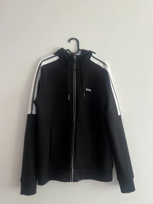 Hugo boss hoddien  - Storlek S Fint skick, som ny. Köpt för 2000kr 