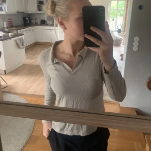 Tröja  - En v-ringad tröja från Kapphlal! Säljer pågrund av att jag har en liknande!😊💓