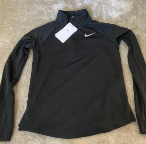 Nike träningströja - En jätte fin Nike tröningströja helt oanvänd med lappen kvar. Storlek m men är som en xs, s