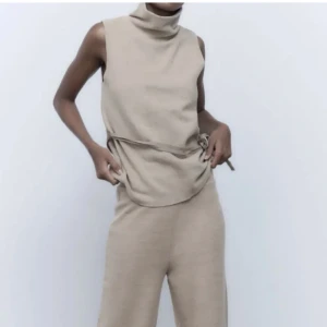 Tröja  - Fin tröja med band ifrån zara, säljer då jag inte riktigt tyckte den var min stil💘