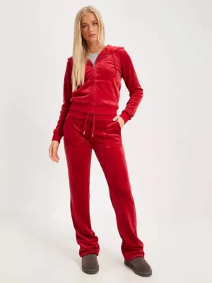 Rött juicy couture sett❤️ - Rött juicy couture sett ordinarie pris 2200kr. I storlek M, väldigt bra skick men tröjan är lite nopprig vid armarna och metallen på dragtjedian är lite missfärgad men inget man tänker på, har egna bilder ifall någon är intresserad❤️KAN GÅ NER I PRIS!