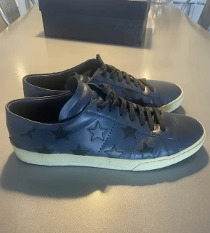 Saint Laurent skor - Tja! Ett par riktigt sköna Saint Laurent dojor finns nu att köpa! Storlek 43/44 skicket är dessutom riktigt schysst lite använda. Tyvär inget og, skorna är givetvis autentiska. Hörs i PM