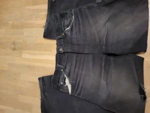 Vintage Dickies workwear byxor - Galna vintage dickies workwear byxor, sitter rätt oversized för att den är waist 34. Natural distressing på fickorna, ben öppningen och själva byxorna 🤩🤩