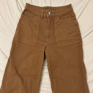 Unika bruna jeans i toppenskick. De är lite kortare i modellen och flared. Jeansmaterialet är tjockt och i bra kvalitet. Stora fickor! Strl 25. Förg: dk camel (står på jeansen)