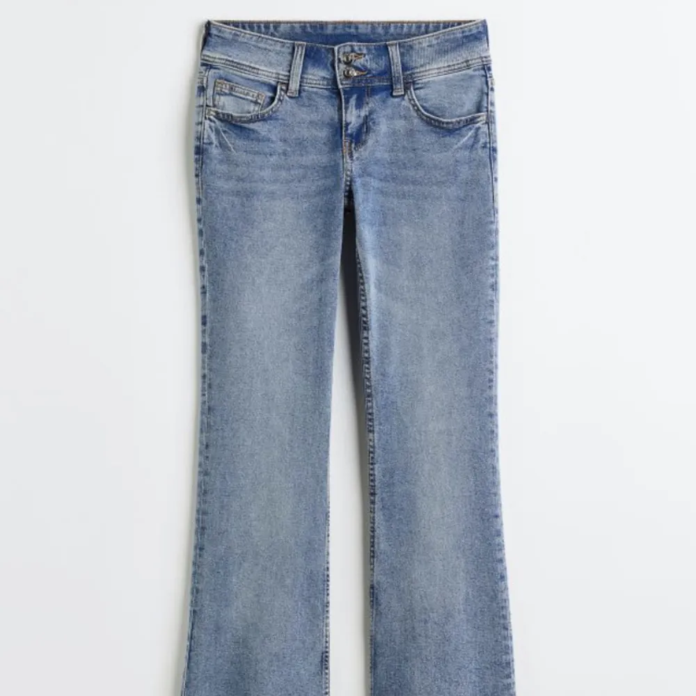 Utsvängda jeans från H&M ,Kom privat för fler bilder💕. Jeans & Byxor.