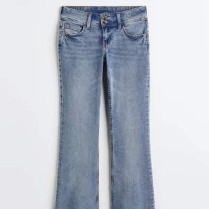 Utsvängda jeans från H&M ,Kom privat för fler bilder💕
