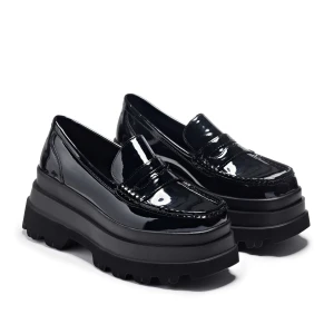 KOI Trident Patent Platform Platå Loafers  - Ett par jättefina och trendiga skor med klassisk och elegant look med edgy twist. Platformssulan är ca ~7,5cm höga. Storlek: UK 8 / EU 41. Skick: endast provade - i perfekt skick! NYPRIS: 749kr!