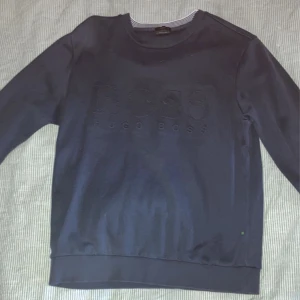 Hugo Boss Salbo Sweatshirt  - Rensning av garderoben,   Tröjan har inte använts på länge och tar bara plats, den är väl omhändertagen och i bra skick.  Nypris: 1399:-  Om du har fler frågor så tveka inte att skicka ett meddelande!