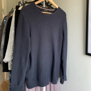 Marinblå tjocktröja  - Marinblå tjocktröja i storlek M/L💙
