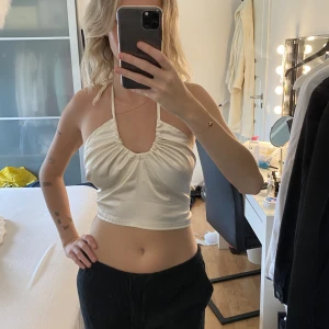 Satin topp - JÄTTESNYGG satin topp som är perfekt till fest. Och det bästa med den är den öppna ryggen.😍