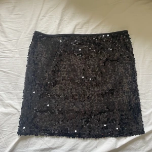 Paljettkjol  - En jättesnygg kort festkjol som även går att använda som bandeau topp. Skitsnygg och nästan aldrig använd.