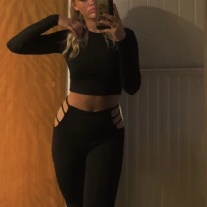 Byxor - Byxor utsvänga nedtill med cutouts på sidorna uppe, använda typ 1 gång 