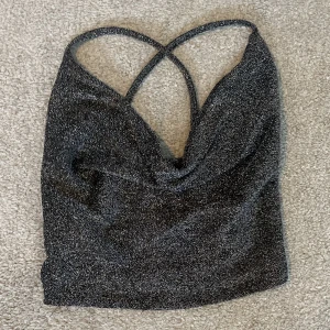 Glittrig fest top - En jätte fin top som inte kommit till användning från zalando! Modellen på toppen är att den hänger ner på framsidan. Skriv för fler bilder eller mer info!❤️
