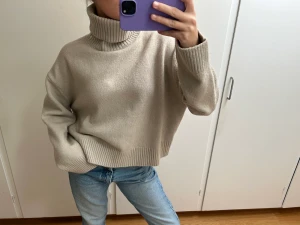 Stickad tröja  - Säljer en stickad polotröja från H&M i storlek S. Fint skick, skriv vid frågor eller fler bilder 