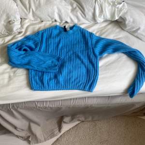 Säljer denna blå tröja från hm❤️ använd 1 gång❤️ den är som en mag tröja och sitter bra på mig som är 155❤️