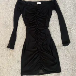 Säljer min klänning från NAKD x Pamela kollektionen pga att jag köpte fel storlek. Skriv för fler bilder och mer info!❤️