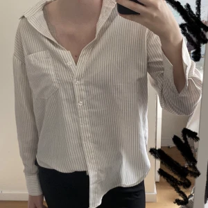 Randig skjorta - Randig skjorta som knappt blivit använd