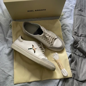 Arigato skor - Arigato skor i storlek 43 i ganska bra skick. Nypris ca 2100 , säljer dom för att dom är för små