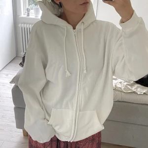 Oversized zip hoodie 🤍 - Riktigt mysig oversized vit zip-hoodie från Chiquelle 🤍 Storlek S men den är väldigt oversized. Jag på bilden är 175cm 🖤
