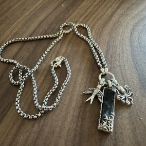 Halsband / kedja med Sten i - Säljer ett snyggt halsband från Clocks and Coulors. Halsbandet är i bra längd, alltså inte för långt.  Deras smycken görs för hand, precis som detta. Gjort i silver, med en snygg blå Sten i. Även 1 svala och bläckfisk som hänger jämte stenen 