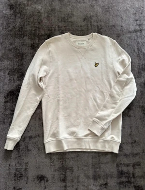 Tröja Lyle & Scott - Beige collegetröja från Lyle & Scott, använd ett fåtal gånger. Hel och ren! 