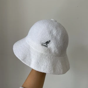 Hatt från kangol! - Bermuda casual hat från kangol! Ny på kangols hemsida kostar 85$. Jättefin knappt använd!