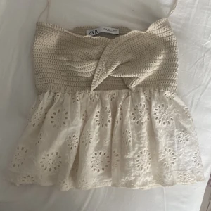 zara topp - säljer den här super söta toppen från zara! jätteskön och söt! har används men är i bra skick! skriv privat för fler frågor!❣️ 