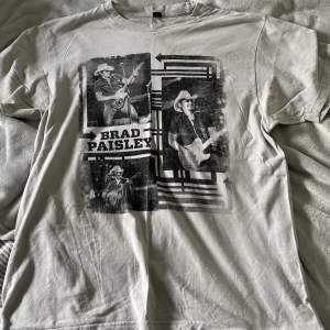 Brad paisley t-shirt i bomull som är i hyfsat skick, 8/10. Enda skadan är ett litet hål på ryggen. Förövrigt 10/10 tröja, oerhört skön.