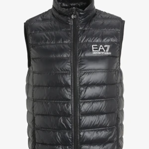 Armani väst - Jag säljer min EA7 väst i storlek M, då den inte använts så mycket. Den är i bra skick inga märken eller liknande🩵