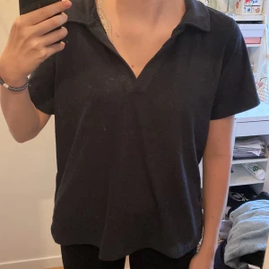 Pikétröja - Mörkblå relaxed pikétröja från hm. Skriv gärna i dm för frågor och bilder 💕