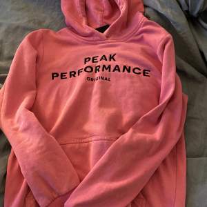 säljer denna peak performance hoodien som är en lite starkare rosa färg strl är 140 men skulle säga att den sitter som xxs/xs❤️