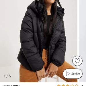 Oanvänd puffer jacket från Vero Moda, inte jätte tjock så funkar även till höst/vår💓 köptes för 550kr, säljer då den inte var så oversized som jag vill ha