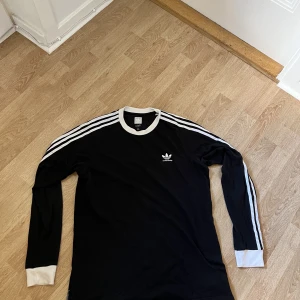 Adidas tröja - Adidas skateboard långärmad t-shirt