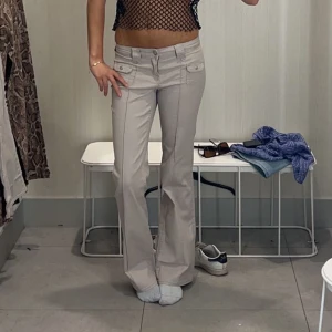 Cargojeans hm - Intressekoll på dessa cargobyxor i vitt!🥰endast använda en gång😇 lånad bild!!