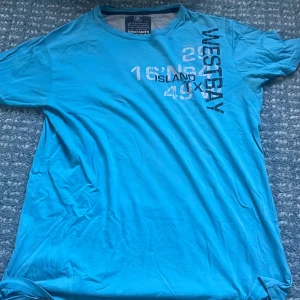 2000-tals tröja med coolt tryck - Blå fin tröja med 2000-tals stil