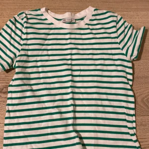 T-shirt från zara - Supersnygg t-shirt från zara i storlek S! Passar även Xs och troligtvis en M! Byter mot andra plagg annars säljer jag för 100kr! Då den troligtvis köptes för ca 200 och knappt använts!