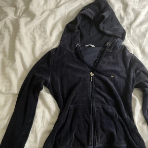 vintage kofta - En sammets kofta från cubus i mörkblå, jättefin lite vintage kofta då det är en sammet som liknar gamla juicy couture. använd förut men för stor för mig i nuläget. har även byxor ifall någon är intresserad utav hela setet! 🌻