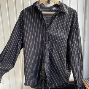 Oversized skjorta - Skjorta i stlk xxs från hm. Väldigt oversized fit. 