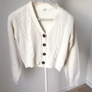 Stickad kofta😻🙌🫶🏼 - Säljer denna supeeeerfina koftan från H&M!! 💐💞 Den e som ny och har inga defekter! ⭐️ Stl 152🫶🏼🫶🏼🫶🏼