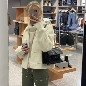 Arket Boxy Merino Jacka  - Oanvänd boxy merino jacka från Arket i storlek xs. Den är som ny! Slutsåld på Arkets hemsida 🥰 Pris kan diskuteras. Första bilden är lånad från @ellamarcko