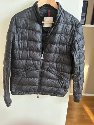 Moncler jacka - Säljer nu min riktiga snygga Moncler jacka, perfekt nu till hösten/vintern! Den är i 8/10 skick, den har en liten lagningen på ena armen men det syns knappt. Storleken är S och han på bilden är 178cm. Nypris 8000kr, mitt pris 2800kr!
