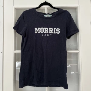 Morris t-shirt -  Säljer nu min tröja från Morris för att den har blivit för liten 💙 Superfin som är i storleken S!Pris kan diskuteras. Alla kläder kommer självklart tvättas en extra gång innan leverans📦