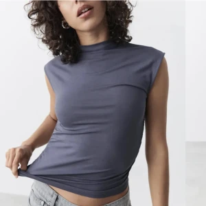 Topp - Säljer denna populära topp ifrån Gina tricot i färgen grå. Använd en gång då jag inte gillar den typen av tröjor. Skriv för fler bilder💗 Passar på mig som brukar ha xs/s. 